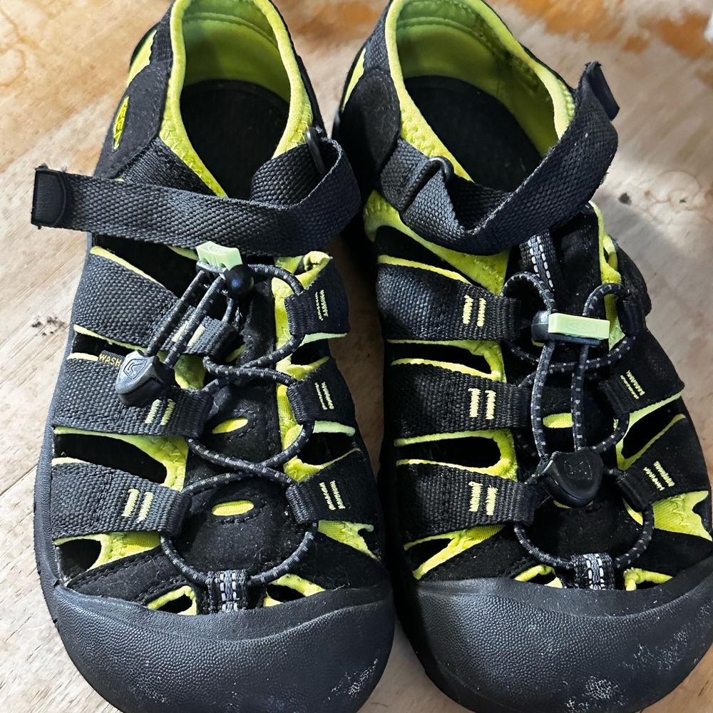 Big Kids KEEN Newport H2 Hybrid Sandal size 4